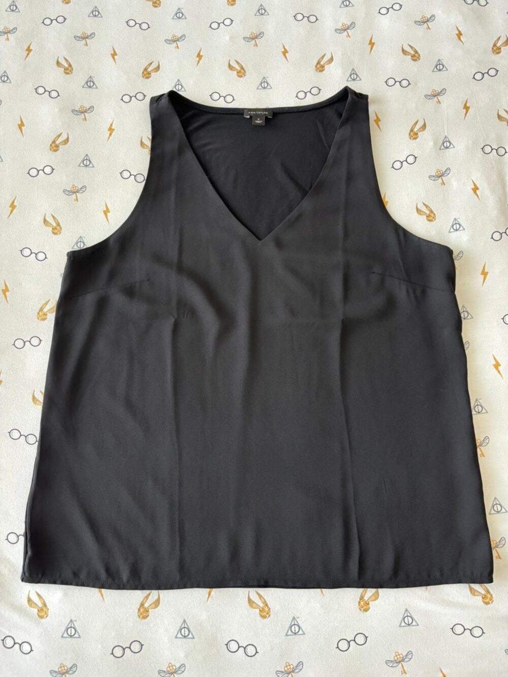 Ann Taylor Mixed Media V-Neck Shell – Black, Size M (Pre-owned)